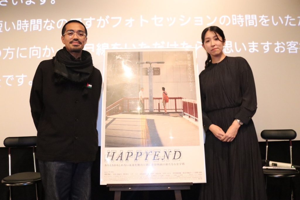 「HAPPYEND」ポスターを囲む空音央監督（左）と山上庄子さん（右）